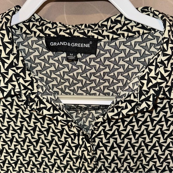 Women's Grand & Greene Black And White Geometric Button-up Blouse Size Medium - Picture 2 of 3
